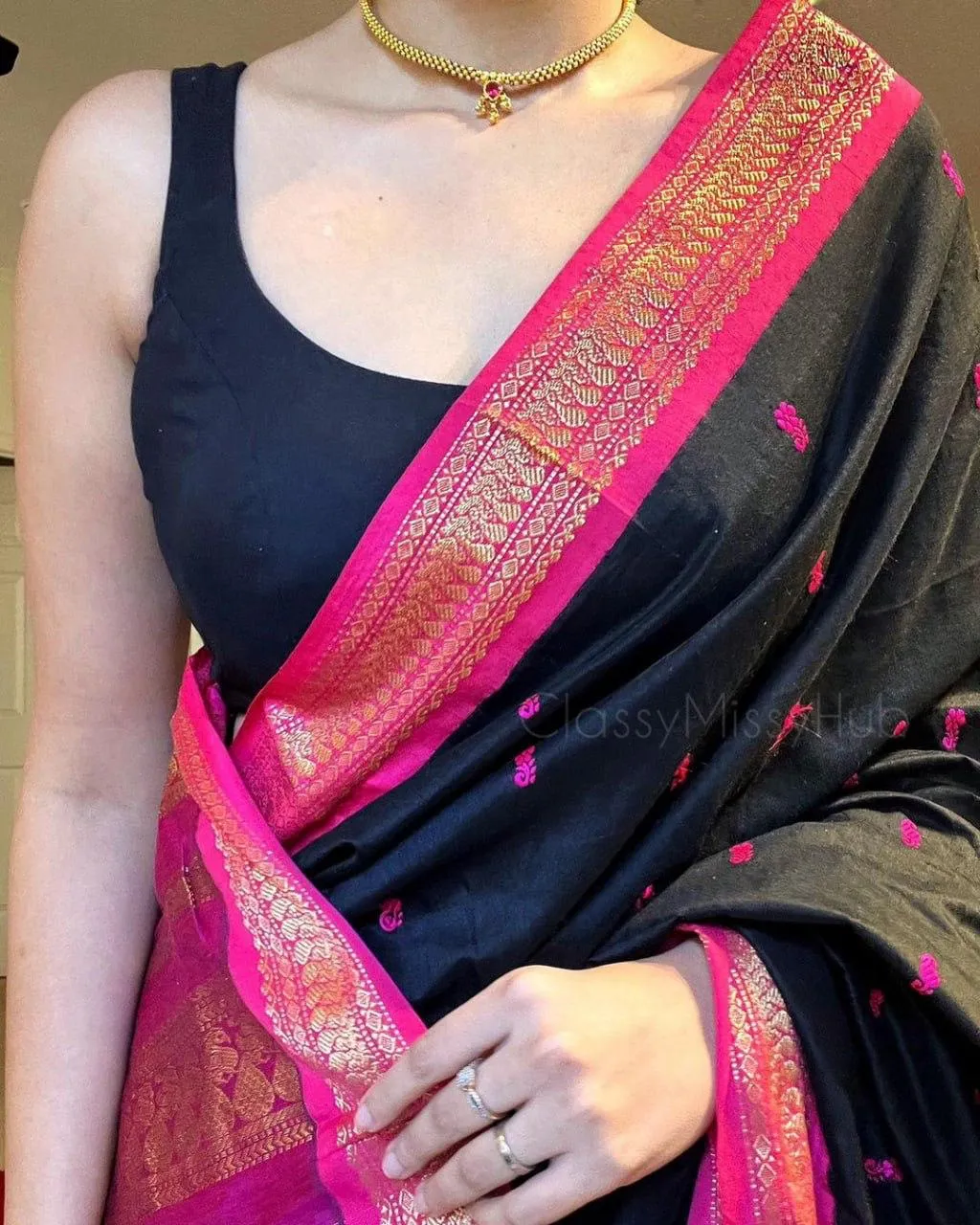 Luminous Black Soft Silk Saree With Tantalizing Blouse Piece