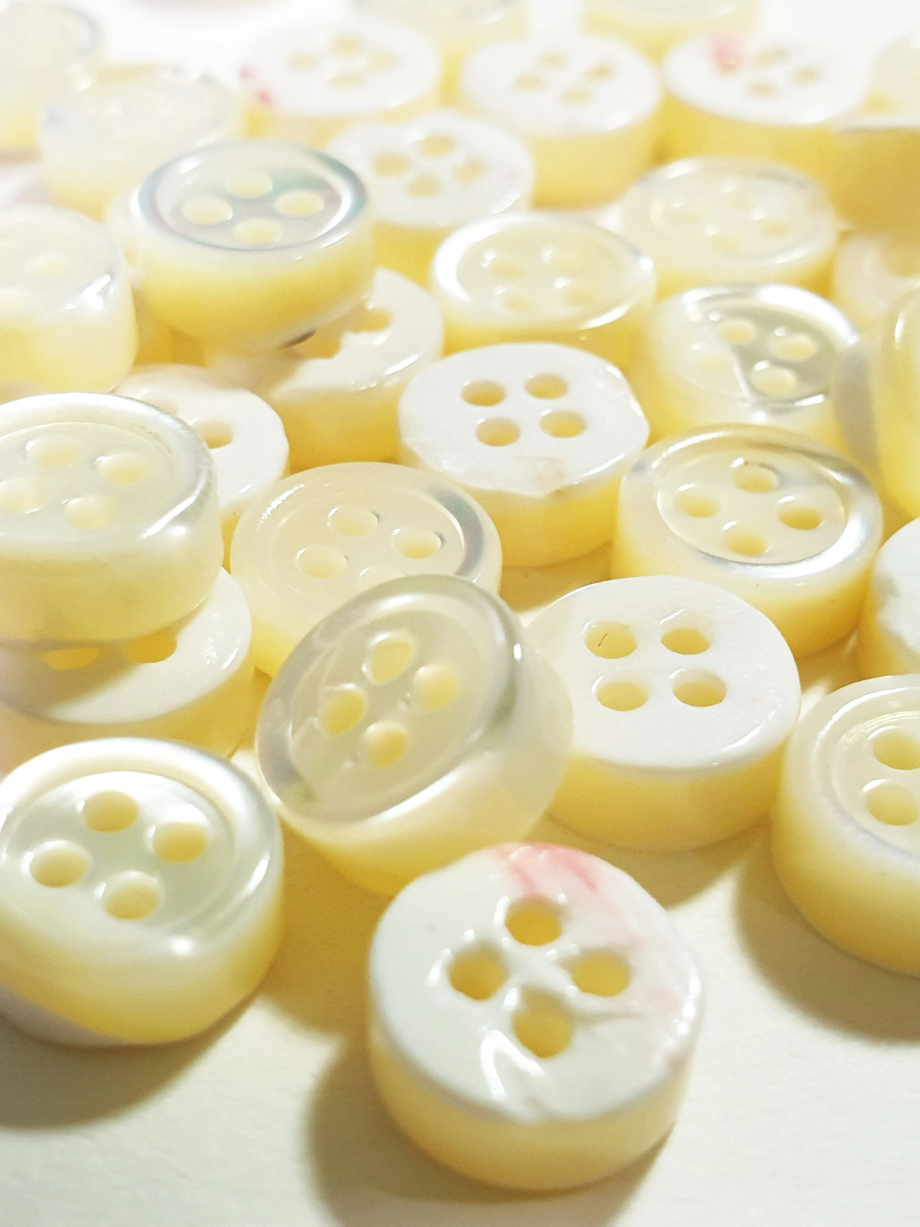 SP06/W14 HUBERROSS White Colour 4mm Trocus Shell Buttons